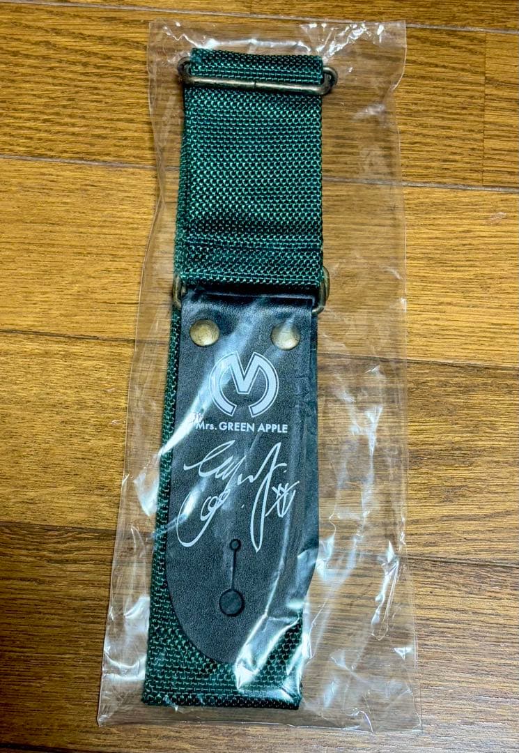新品未使用】Mrs. GREEN APPLE サイン入りギターストラップ - メルカリ