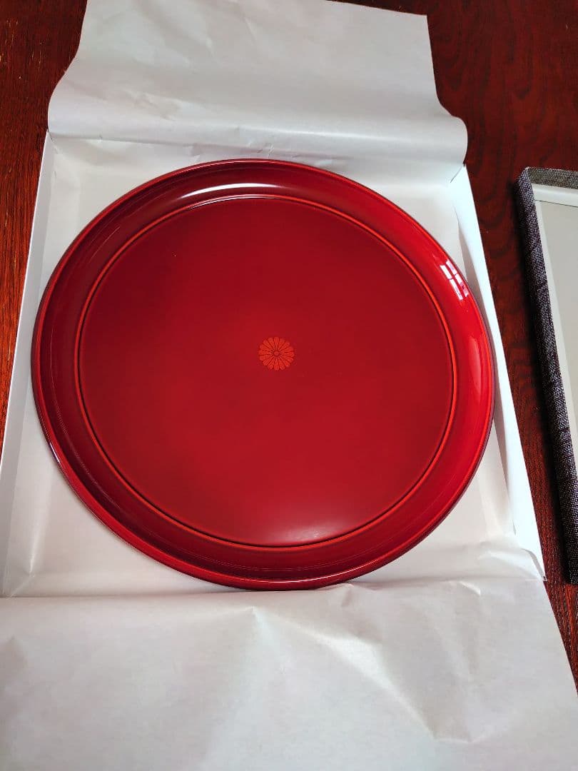 赤い漆器 丸盆 花模様付き 菊 約30cm - メルカリ