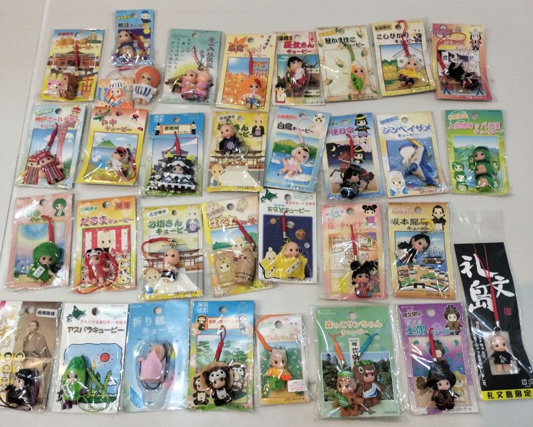 ご当地キューピー　31個と折り鶴キューピー 折り鶴キューピー キューピーが手を合わせていて裏には折り鶴が印刷