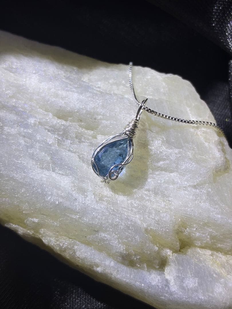 ナイジェリア産 イルメナイトインアクアマリン モスアクアマリン ネックレス Moss Aquamarine モスアクアマリンの中を覗き込むと 海の中をのぞいて