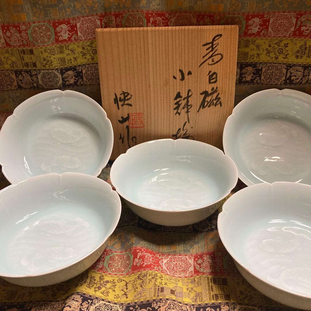 人間国宝　塚本快示　快山窯　青白磁双魚文輪花小鉢5枚銘々皿　未使用桐箱　作陶歴付 楽天市場】快山窯 青白磁 青海波柄 6寸皿 1枚桐箱入りセット 小皿 銘々