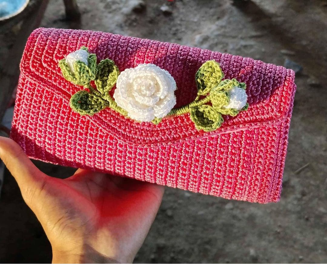 花刺繍付きピンククラッチポーチ パレスチナ刺繍】ピンクのお花が満開の刺繍ポーチ ポーチ JVC