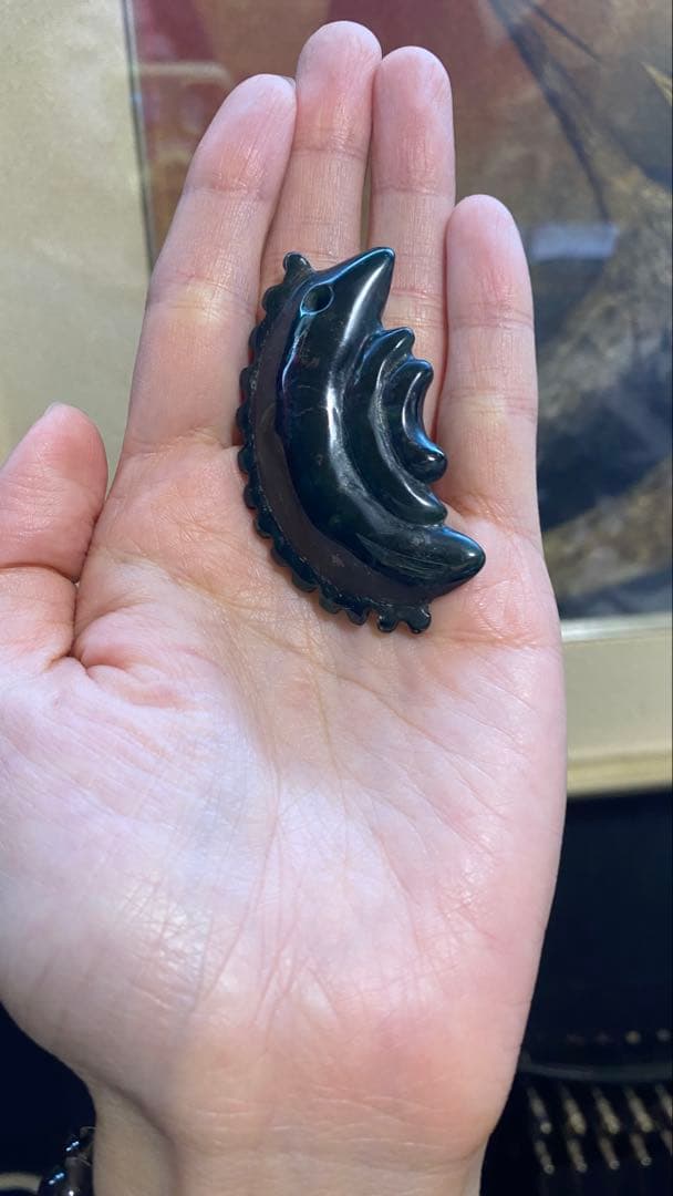 神棚でエネルギー注入済　獣形勾玉 おそらくネフライト？　魔除け 勾玉 アークナイト 獣型 （徳島県産） レッド No.1 《証明書付
