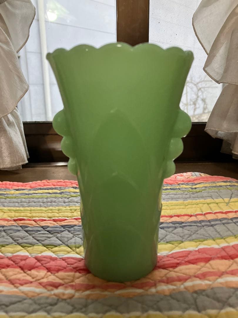 緑色の陶器製花瓶 鳥と植物の装飾