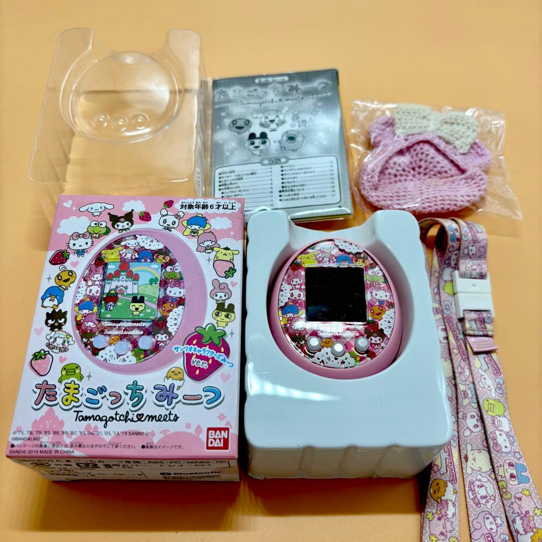 【美品】たまごっちみーつ サンリオ　ピンク ケース、　ストラップ付き たまごっちみーつ サンリオキャラクターズみーつver. ピンク 【美品