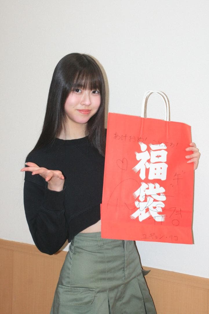 ユギョン・リコ　サイン入り紙袋 ユギョン・リコ お宝私物2品とサイン入り紙袋 - メルカリ