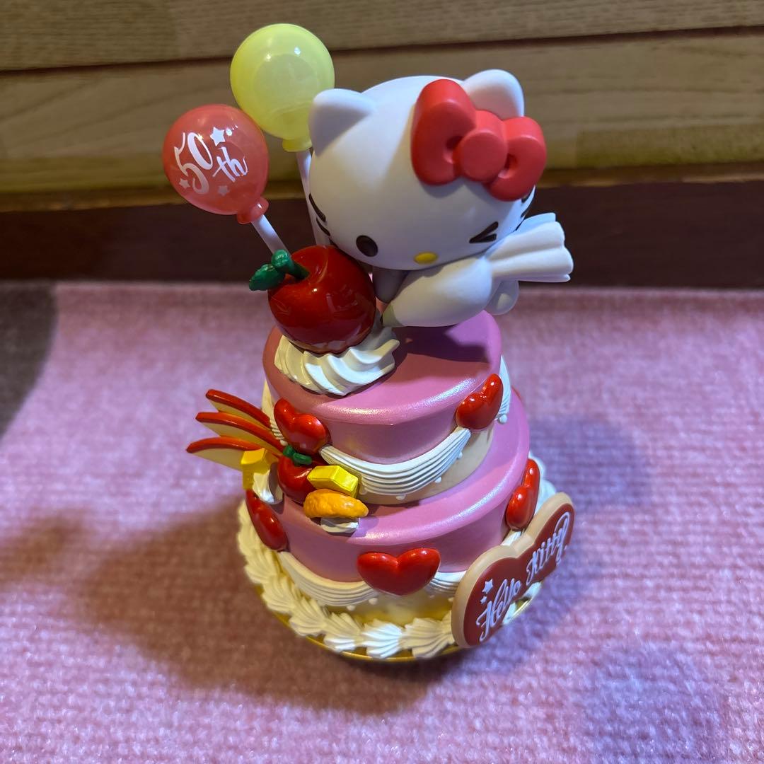 ハローキティ 50周年 ケーキ型フィギュア - メルカリ