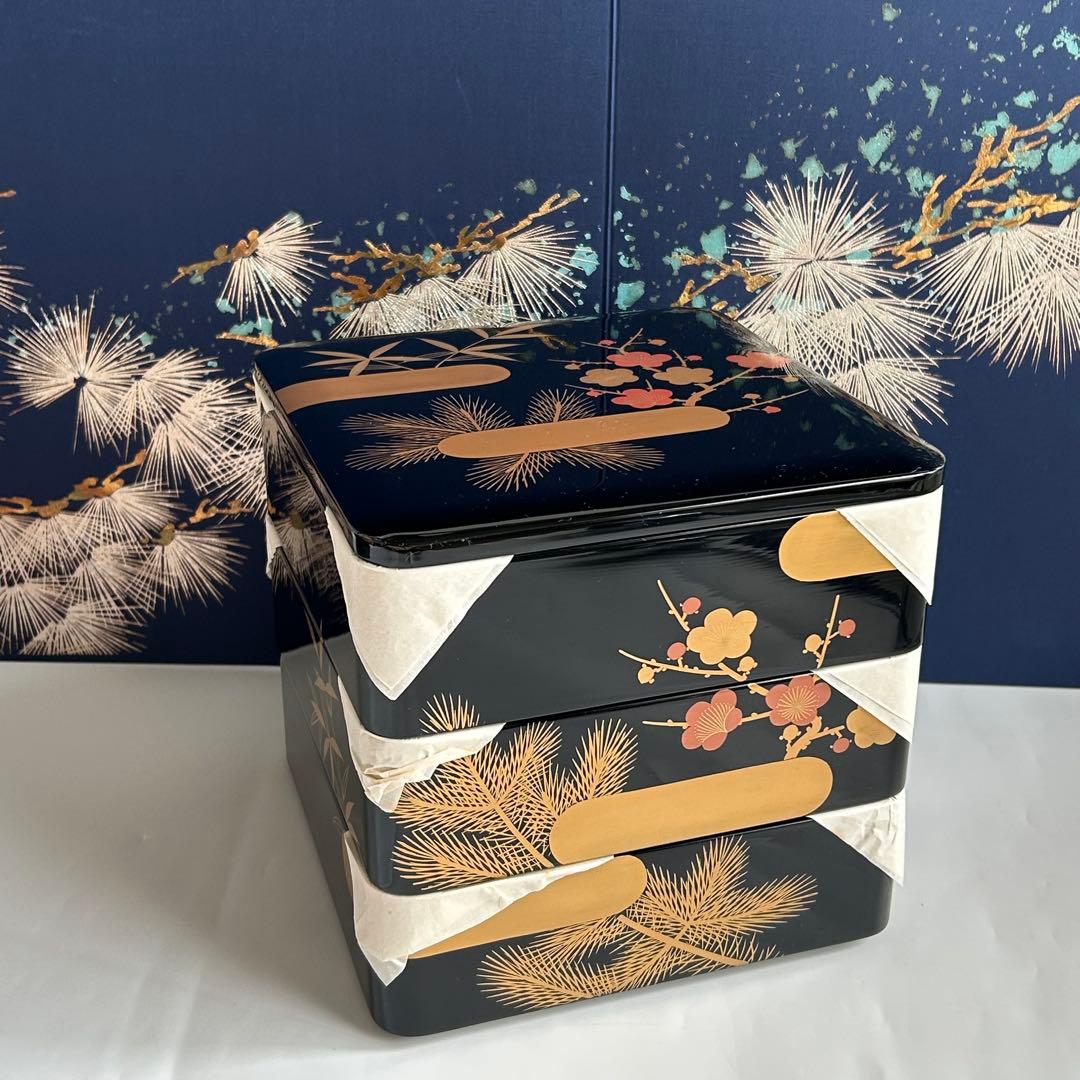 輪島塗　小川銘 天然木製 漆器 竹松梅蒔絵　3段重箱　共箱付 三段重 松竹梅蒔絵 黒内朱 6.5寸 漆塗り 木製 12-14702 漆器の井助