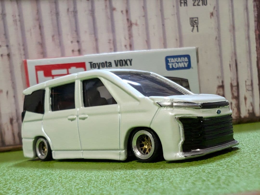 ☆トミカ トヨタ ヴォクシー（パールホワイトに塗装変更）改深リム