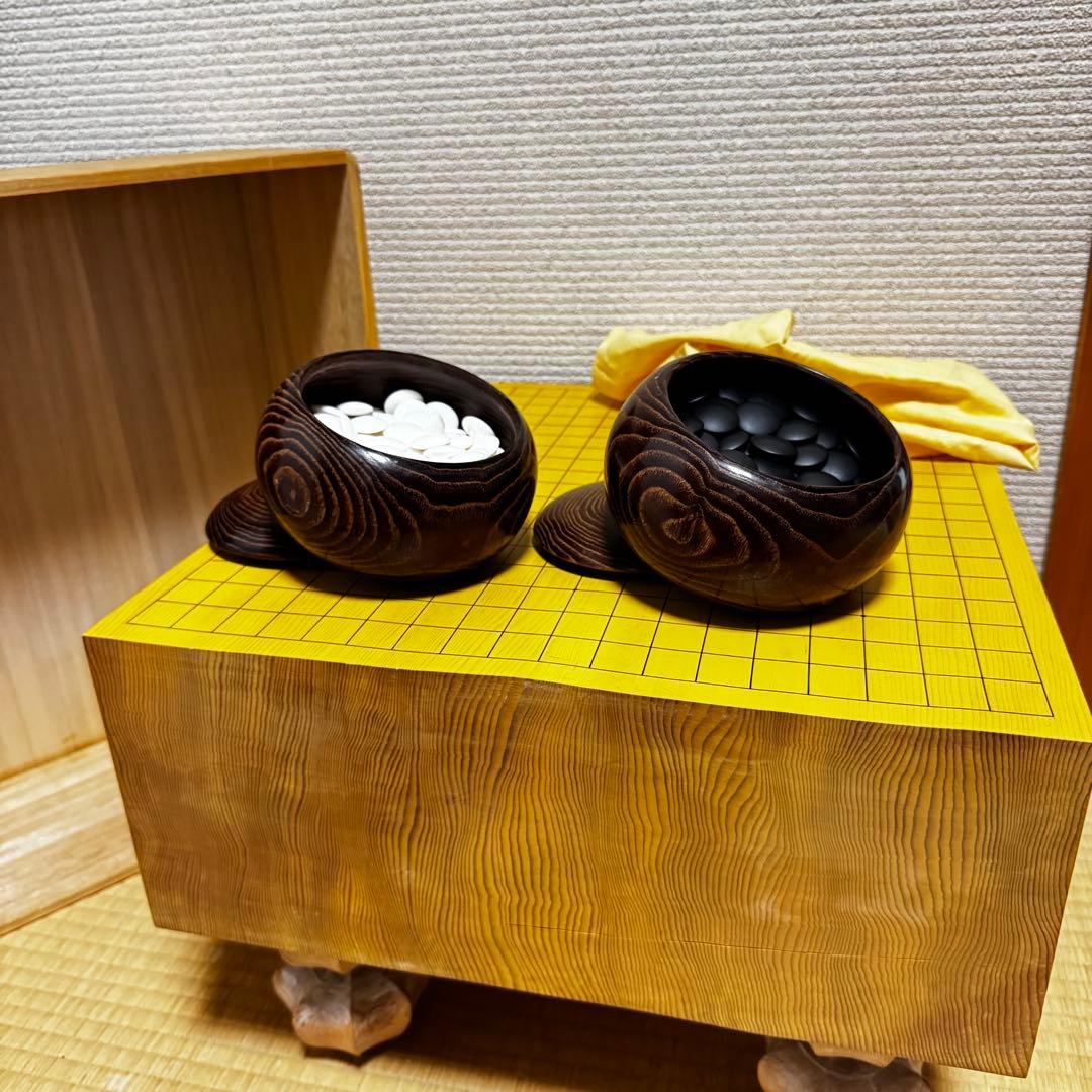 高級　本格派　囲碁盤　碁笥　碁石　脚付き　ヘソ有　新榧　柾目　蛤碁石　那智黒石 楽天市場】高級囲碁盤セット 新榧（しんかや）3寸足付一枚板碁盤と蛤