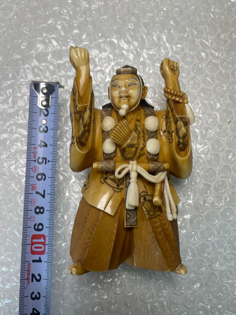 【木箱付】根付風 彫刻人形 武者像 361g 《青帆銘》
