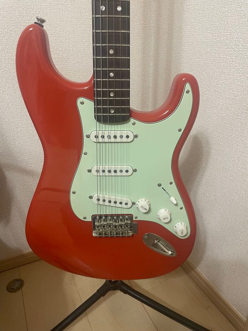 Squier Classic Vibe 60's ストラトキャスター ギター Amazon.com: Squier Classic Vibe 60s Stratocaster Electric Guitar