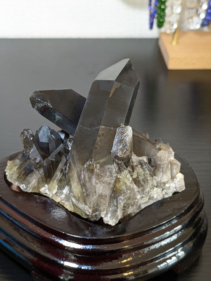 新年セール✨高品質✨ モリオンクラスター 木製台座付き レア！ 天然黒水晶 (モリオン) クラスター台座付き2828g インテリア