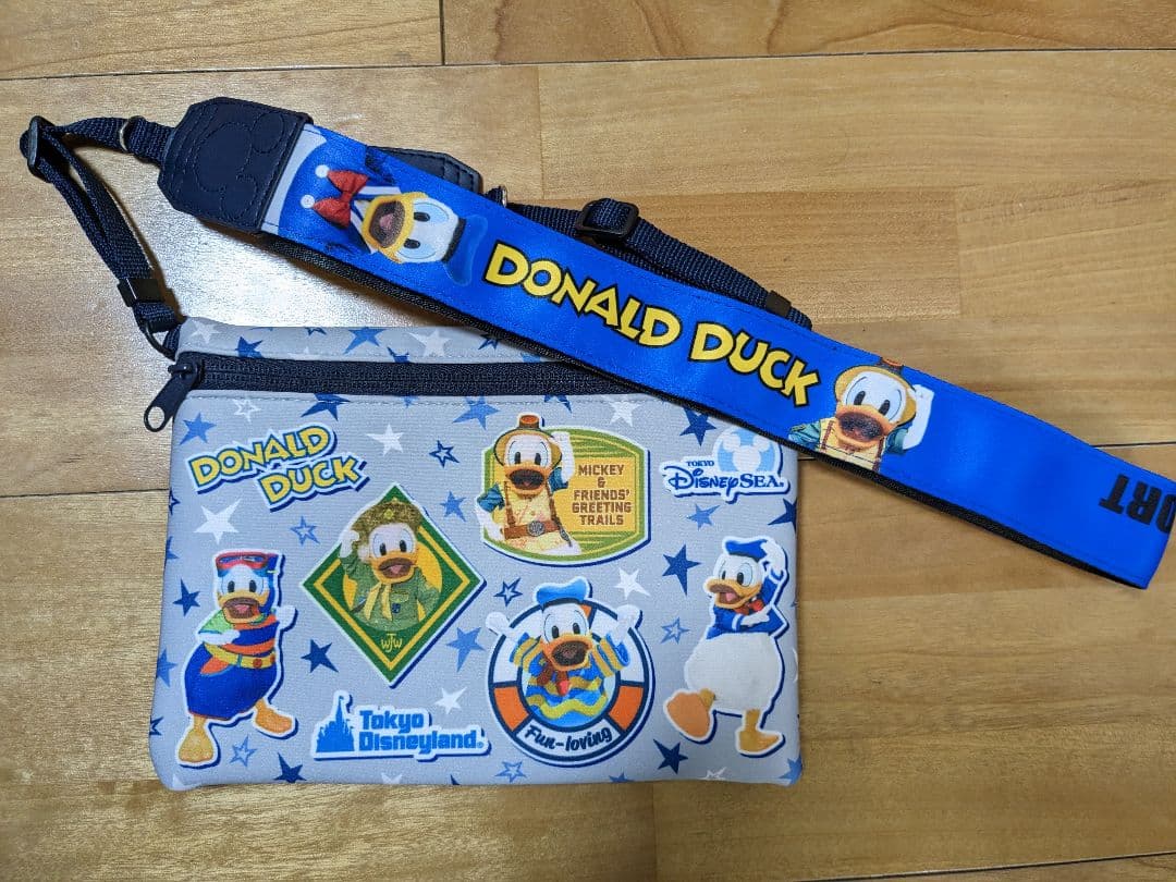 ディズニー 実写 カメラストラップポーチ（ドナルド） - メルカリ