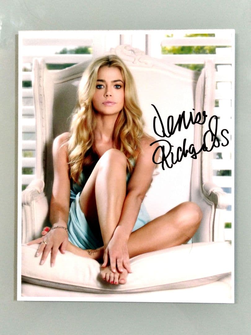 デニス・リチャーズ直筆サイン入り大型写真…Denise Richards - メルカリ