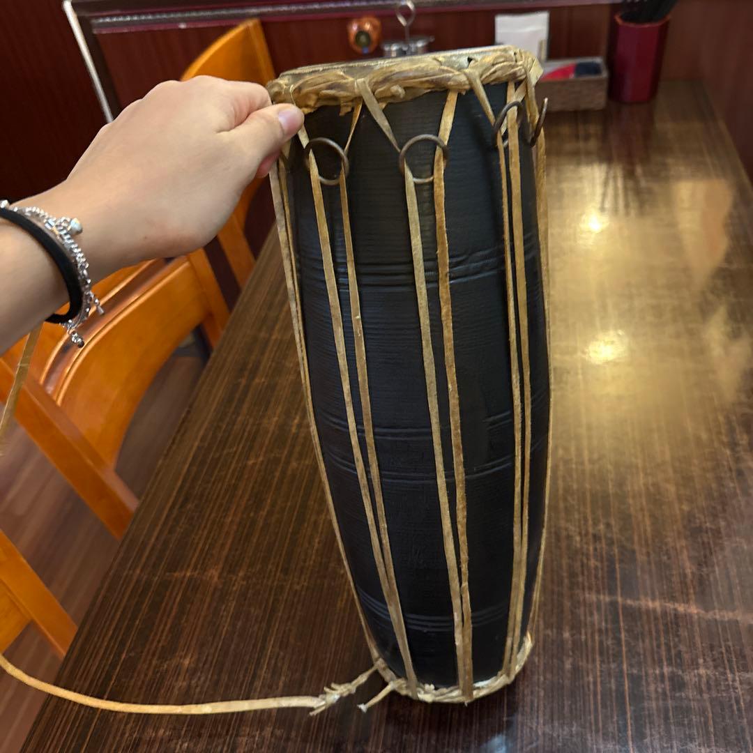 ネパールの楽器(マダル) 和太鼓 黒色 筒形 ストラップ付き