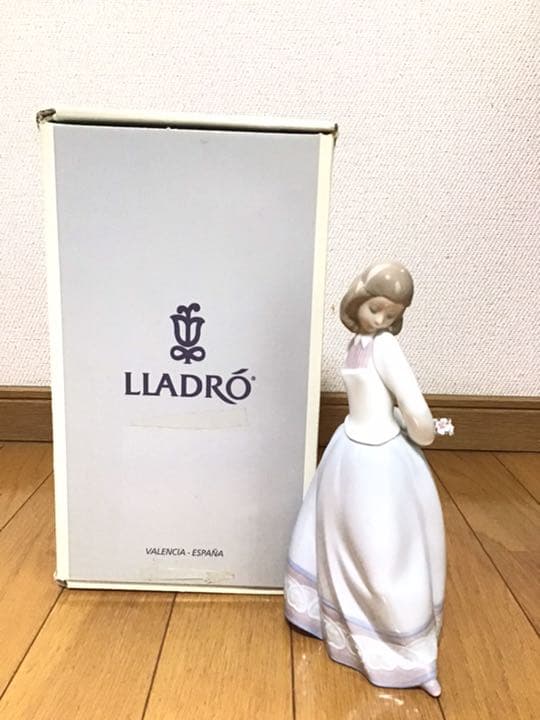 LLADRO リヤドロ Sweet＆Shy - メルカリ