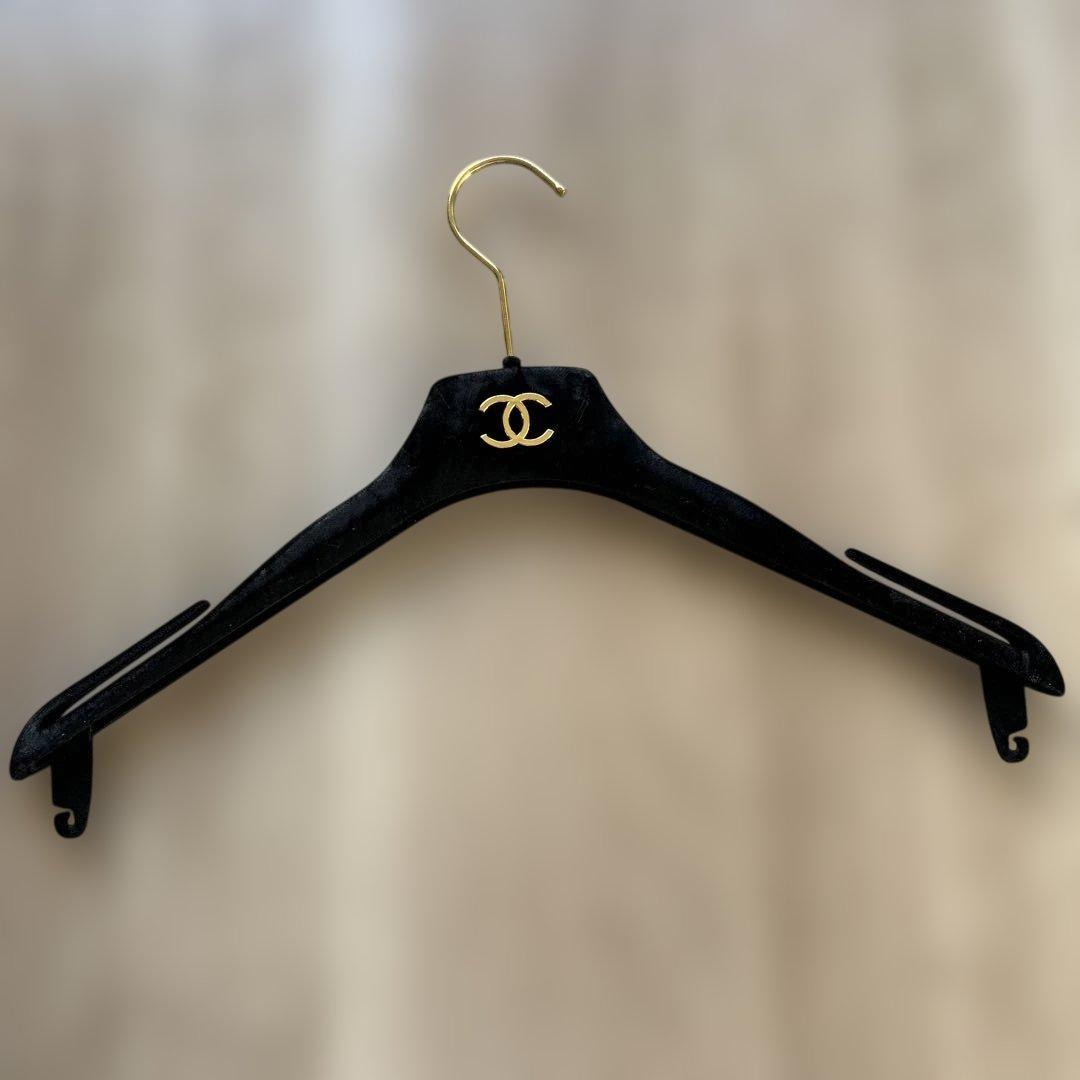 CHANEL 黒 ベルベット衣類ハンガー - メルカリ