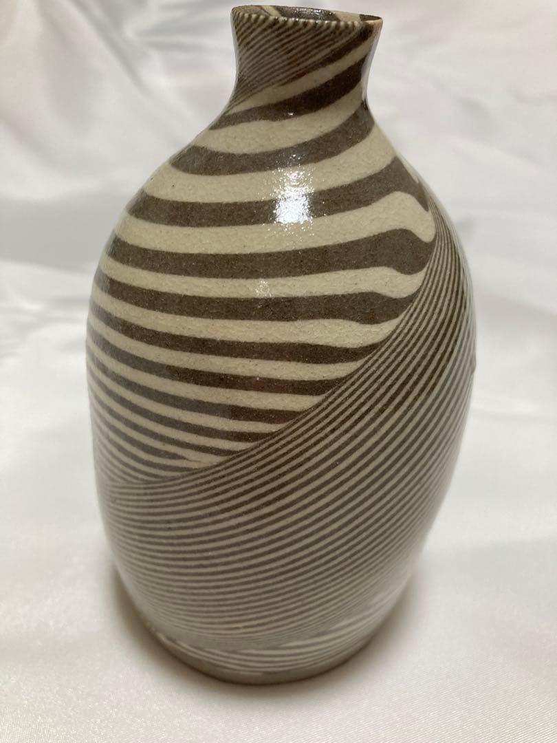 ストライプ模様の陶器花瓶 - メルカリ