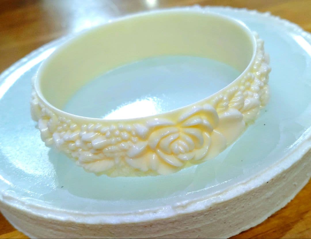 セルロイド製 ヴィンテージ バングル ホワイト ヴィンテージ セルロイド バングル ホワイト - Etsy 日本
