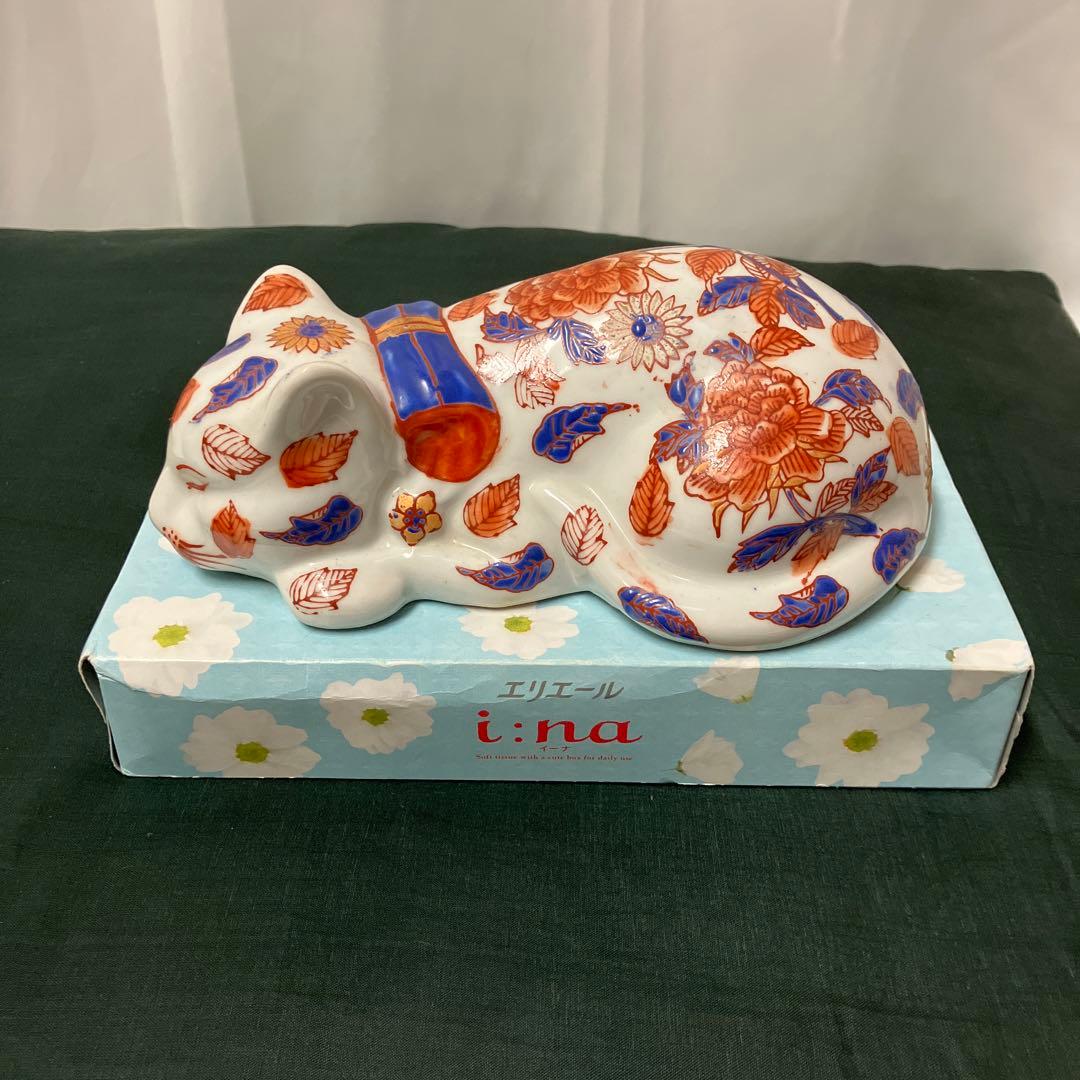 伊万里焼 眠り猫置物 染錦花紋 色絵 牡丹 縁起物 ねこの置物 レトロ