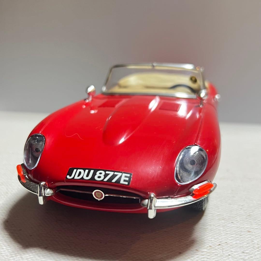 JAGUAR E-Type (1961年) 1/18スケールモデル レッド 自動車