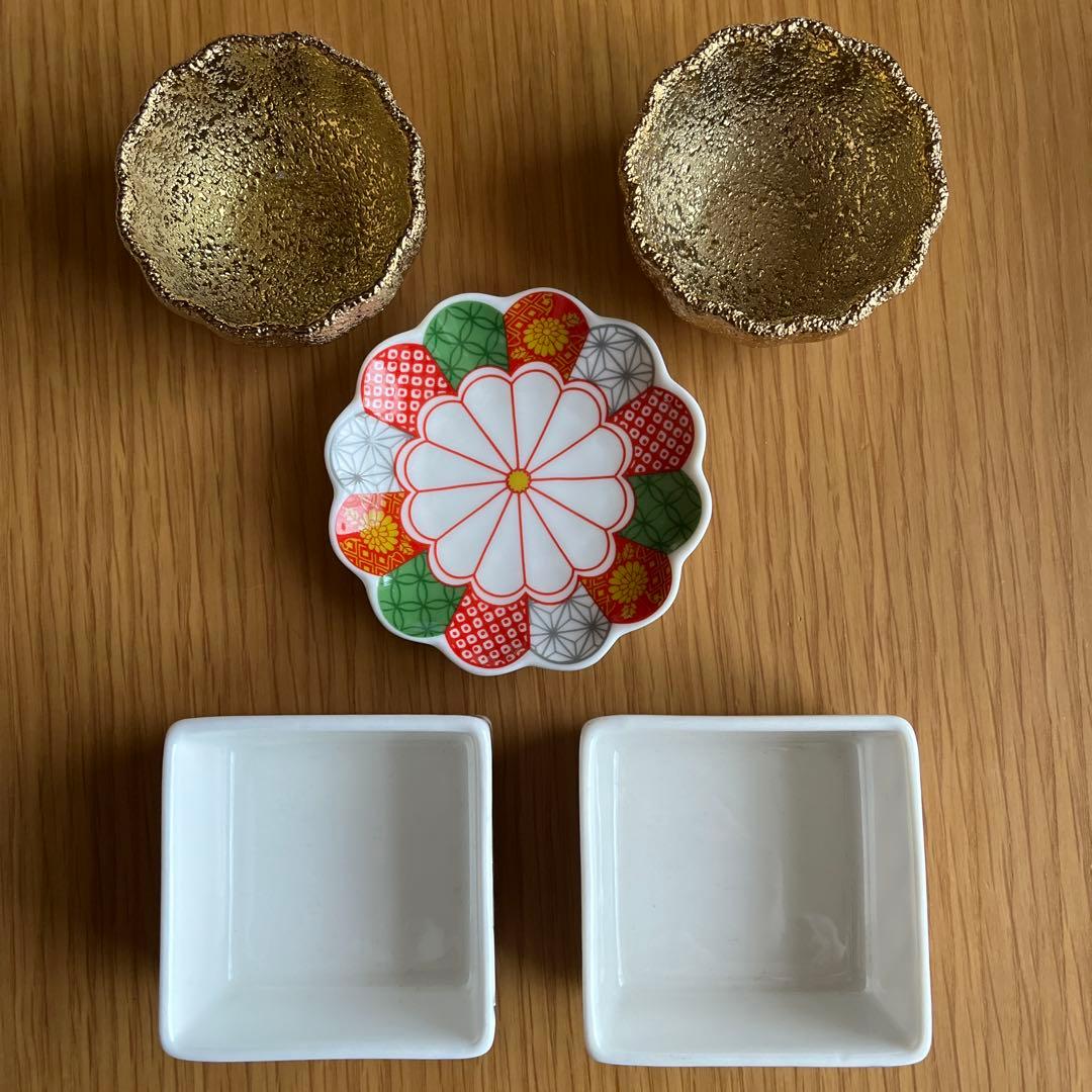 セリア　食器　豆皿　角鉢　豆鉢　花柄　ゴールドカラー　金色　和柄　お正月 セリア 食器 豆皿 角鉢 豆鉢 花柄 ゴールドカラー 金色 和柄 お正月