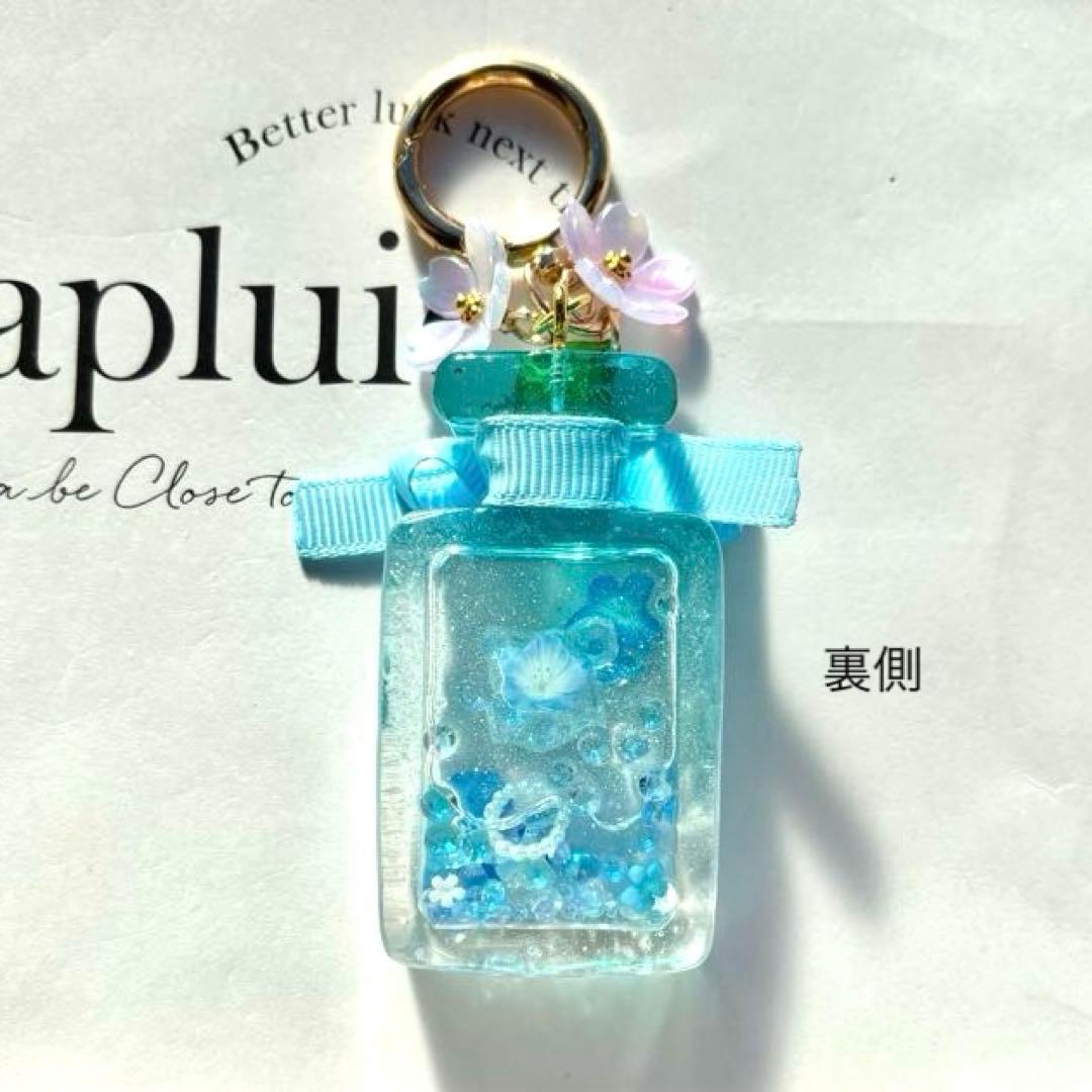 レジンシェイカーキーホルダー 香水瓶 ネモフィラ ブルーオイル - メルカリ