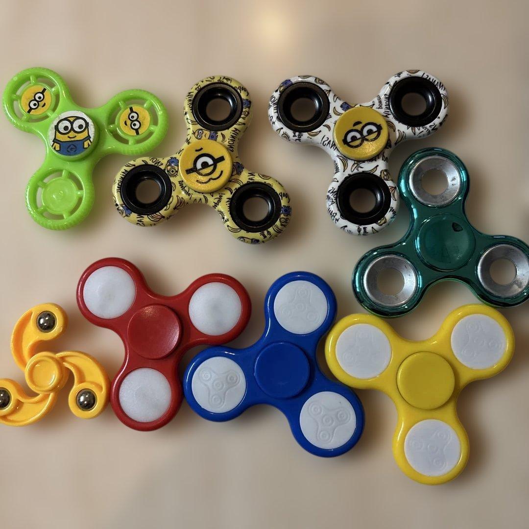 ハンドスピナー 8個セット ミニオン - メルカリ
