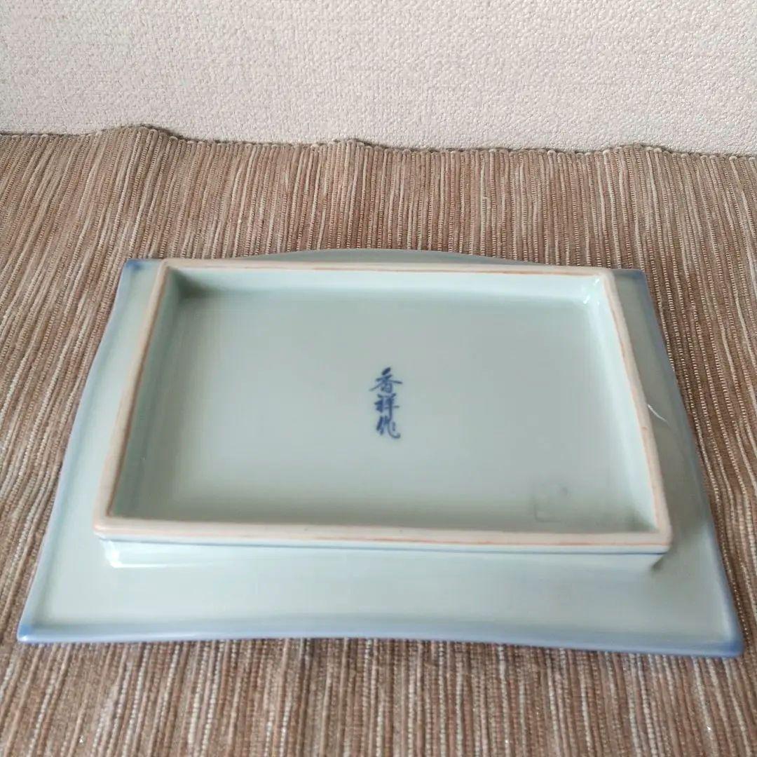 青い花柄の四角い皿 - メルカリ