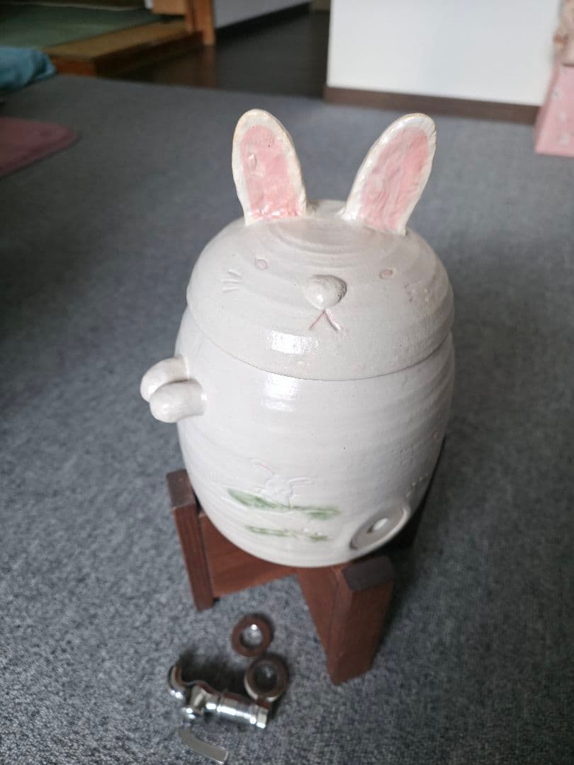 ウサギの形 陶器製置物　焼酎サーバー 信楽焼 1升用フクロウ焼酎サーバー 陶器 ふくろう焼酎サーバー 焼酎