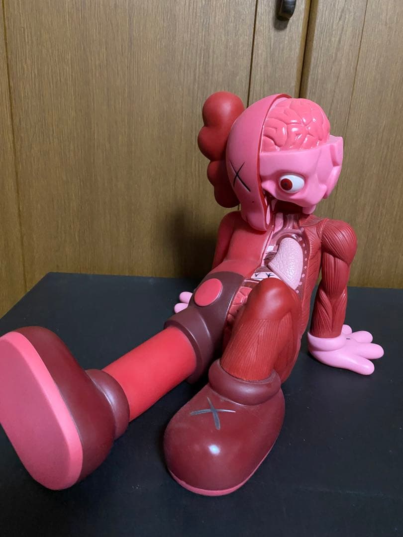 その他 KAWS Resting Place Vinyl Figure Kaws Resting Place black – Daniele Comelli - Art Gallery