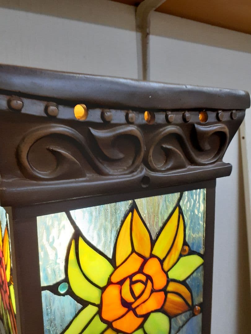大輪のバラ咲くステンドグラスのアンティークな光柱 ポーチや通路に置くの