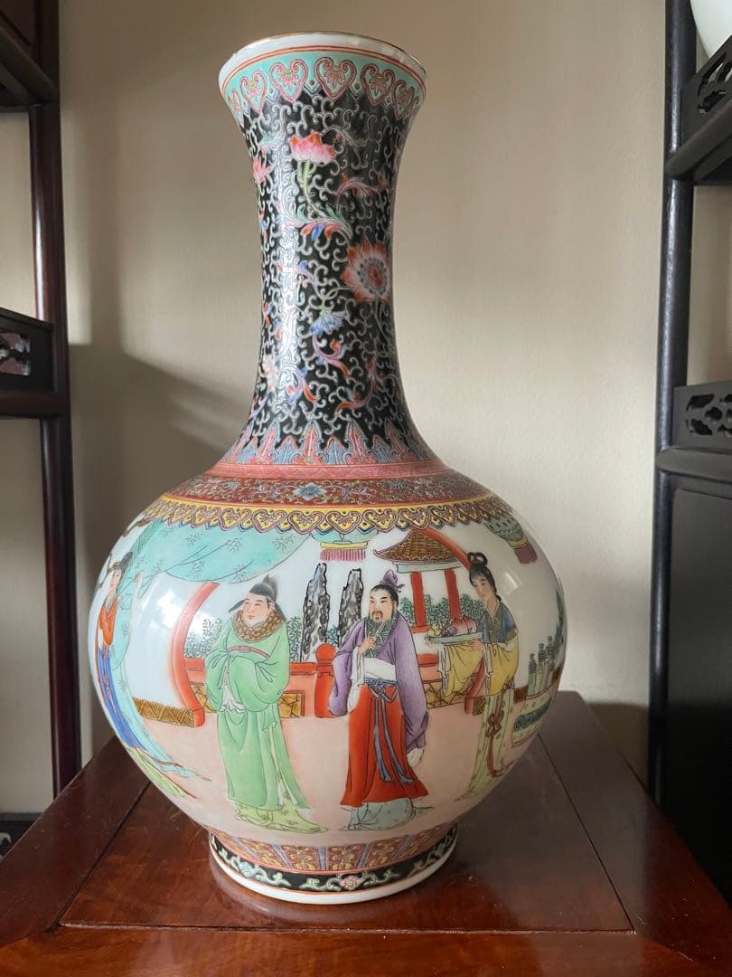 中国清代乾隆年制人物天球花瓶 古董品 年代物 中国清代乾隆年制人物天球花瓶 古董品 年代物
