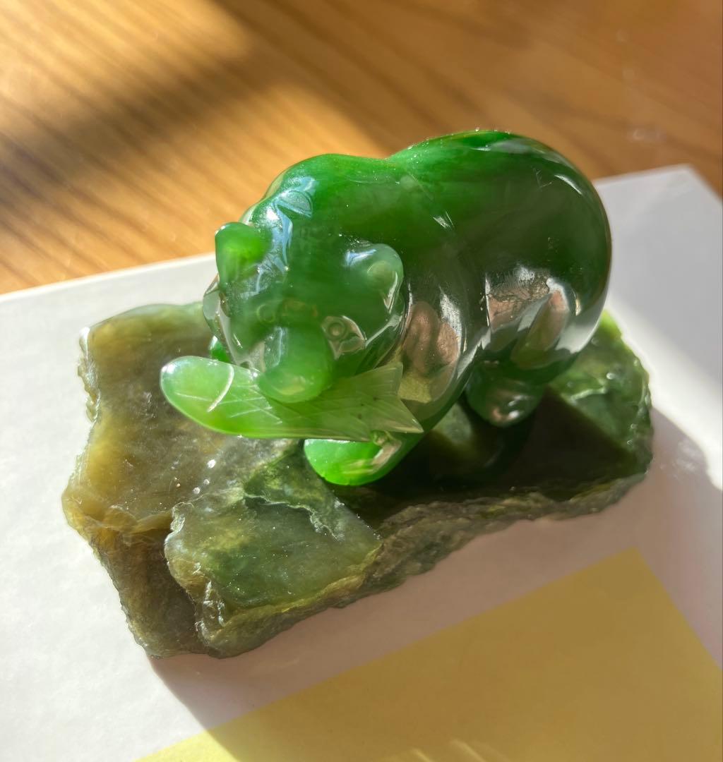 翡翠 熊 彫刻 置物 台座付 天然石 パワーストーン 縁起 美品 170g