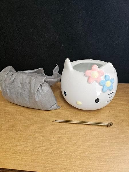 Y【未使用品】ハローキティ陶器製火鉢　フェイス型 　レア ポット お茶 和食器 美濃焼 ティーポット おしゃれ かわいい モダン