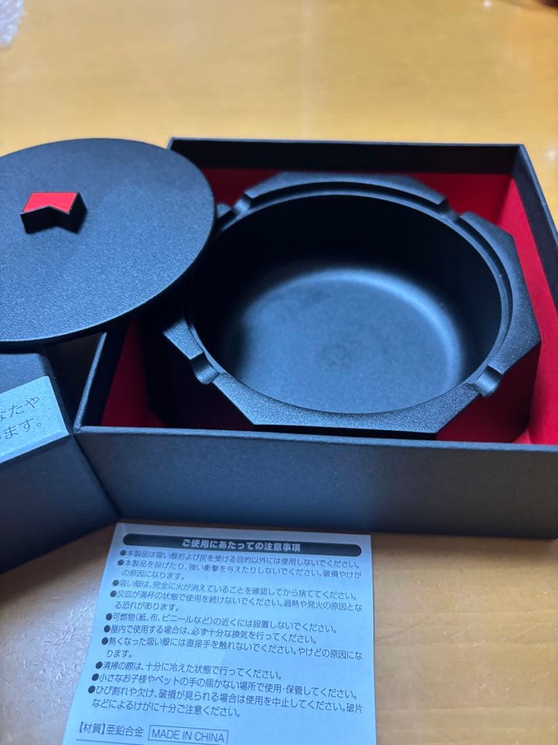 Marlboro マールボロ OCTAGONデザイン重厚メタル灰皿 蓋付き（黒