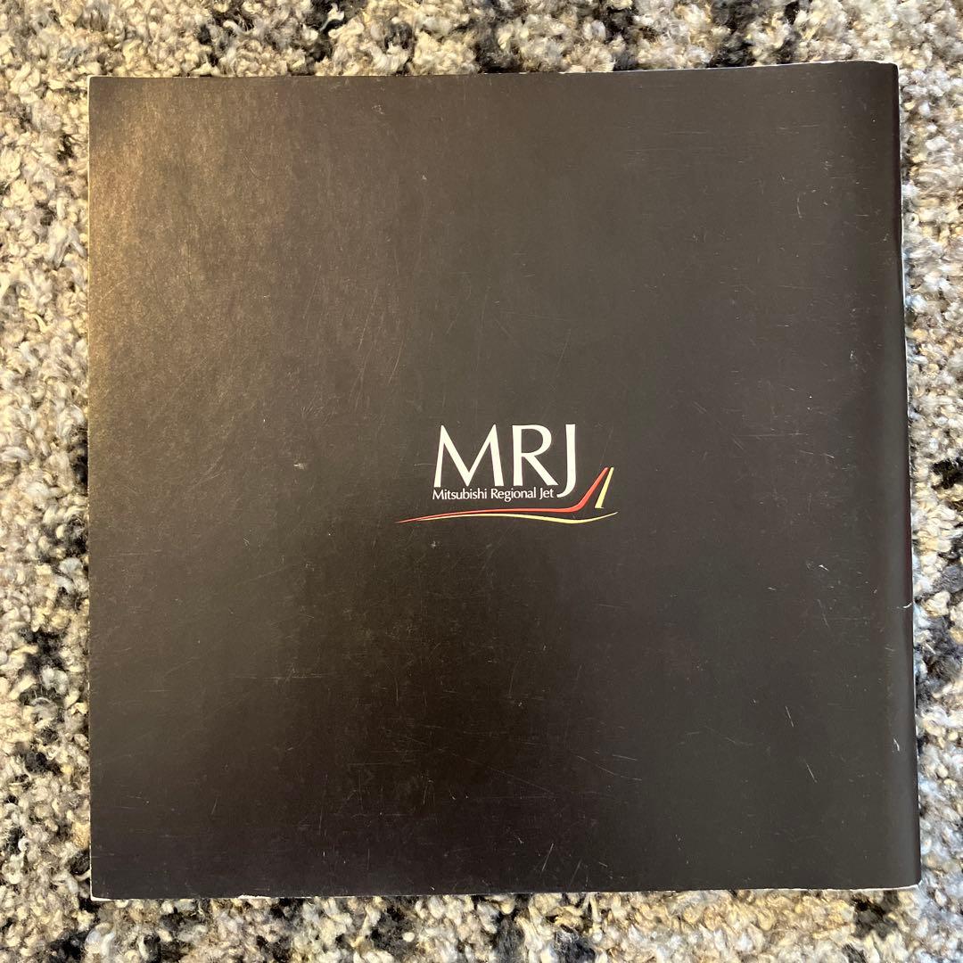 MRJロールアウト　記念ブック 三菱航空機MRJ |本 | 通販 | Amazon