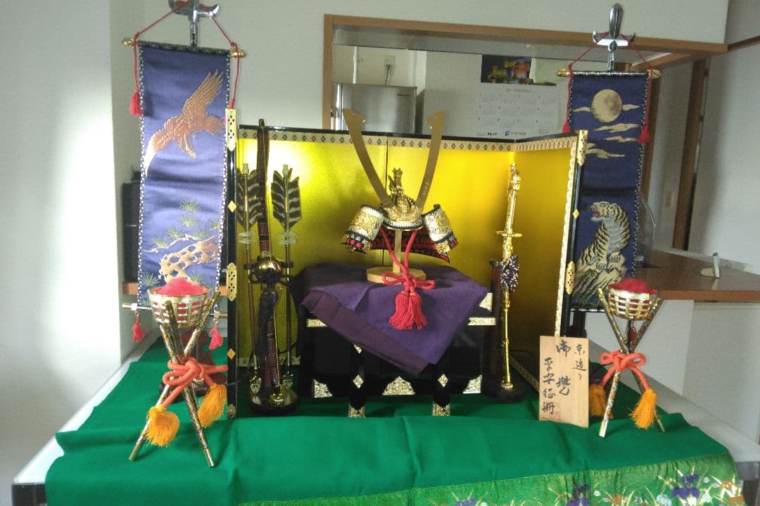 （美品）兜飾り中古一式　秀月　金色　京造り　高級 五月人形 工房天祥 兜飾り 国宝 純金箔押し 竹雀之兜 8号 兜 赤富士