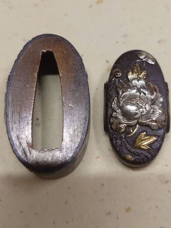 縁頭、鉄地に蝶に芍薬図