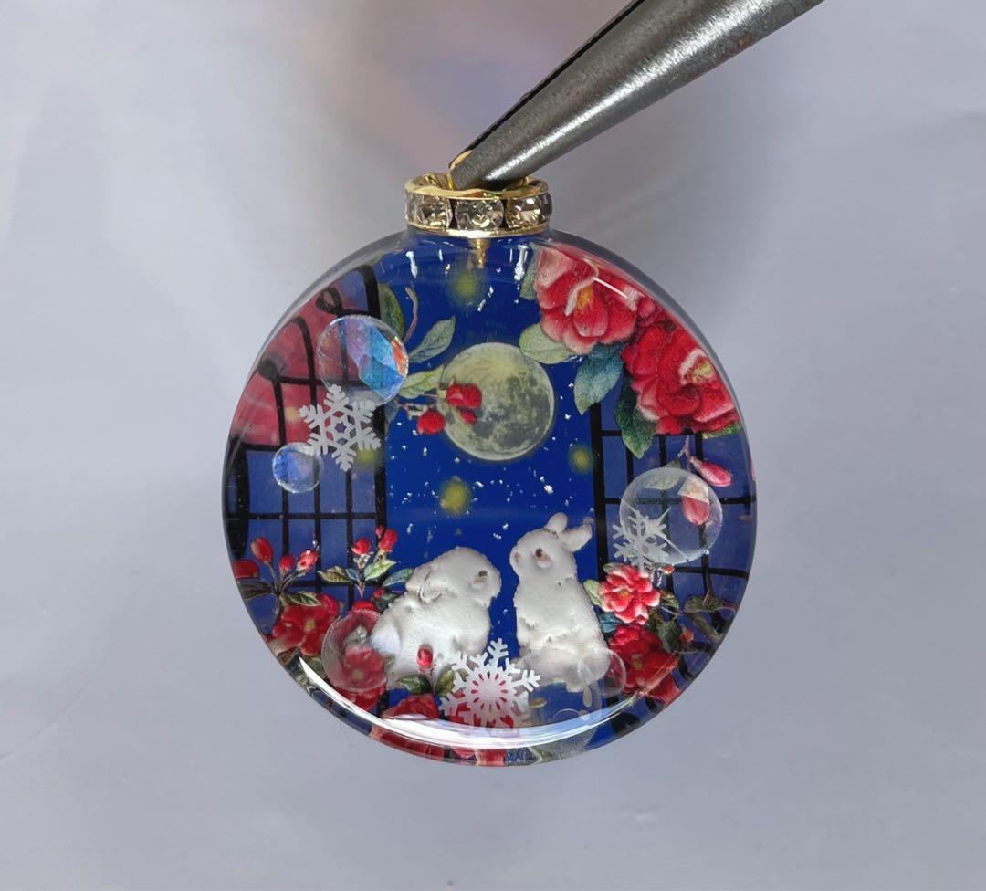 展示用/レジン/寒椿と窓辺のうさぎ 雪 蓄光 オルゴナイトネックレス