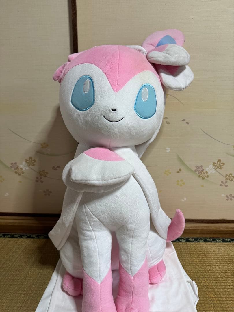 ニンフィア　等身大ぬいぐるみ 受注】ぬいぐるみ 等身大ニンフィア 寝そべり ｜【公式】ポケモン
