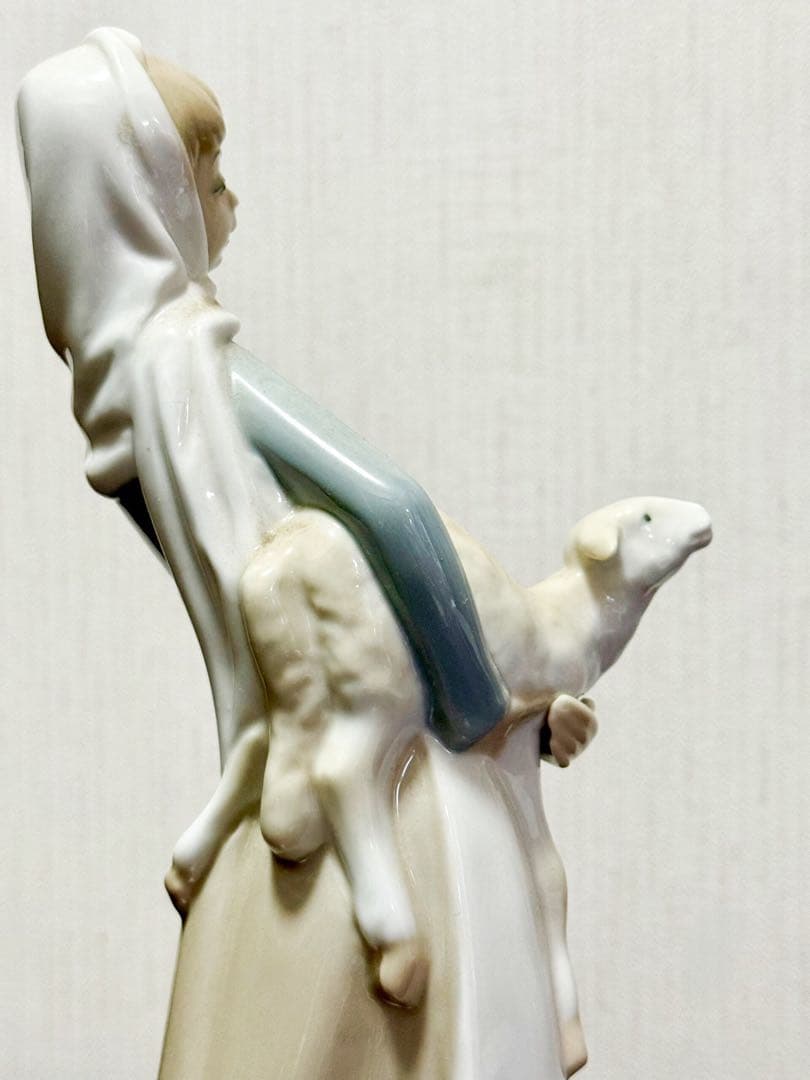 Lladro》リヤドロ 陶器のフィギュリン ＊羊を抱いた少女 スペイン製