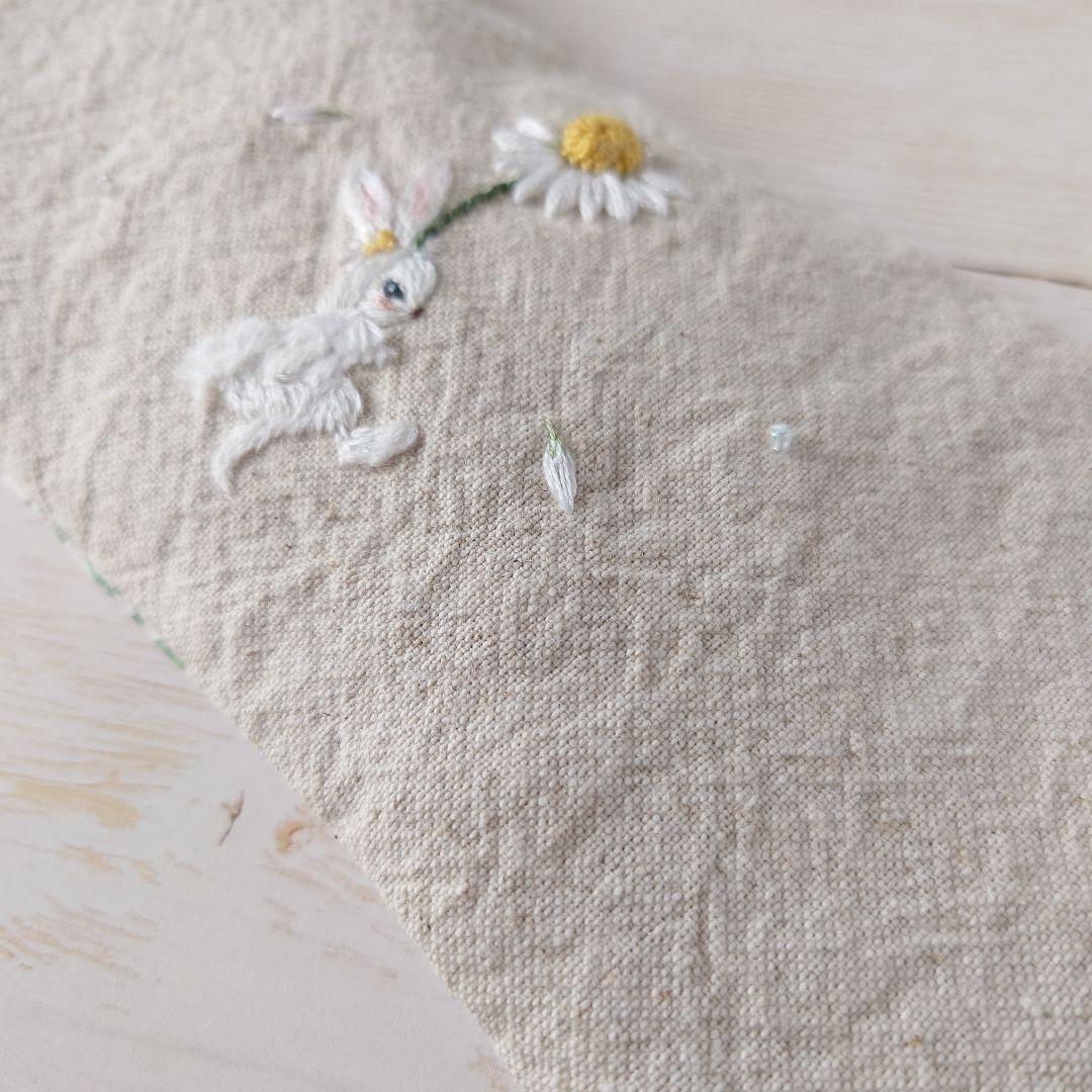 手刺繍入あずき/小豆のアイピロー【うさことカモミール】 インテリア