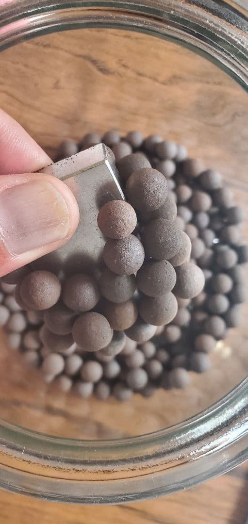 奇跡の天然鉱石「ぐんぐん玉」観葉植物用です。 - メルカリ