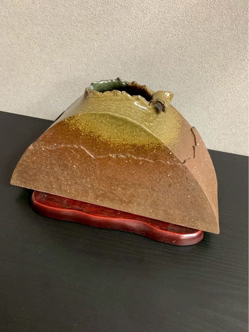 信楽焼 創作花器 富士山型 三角形陶器花器 木製台座付き 楽天市場】【メーカー直送品】陶器 花器 逆さ富士 富士山 さかさ富士