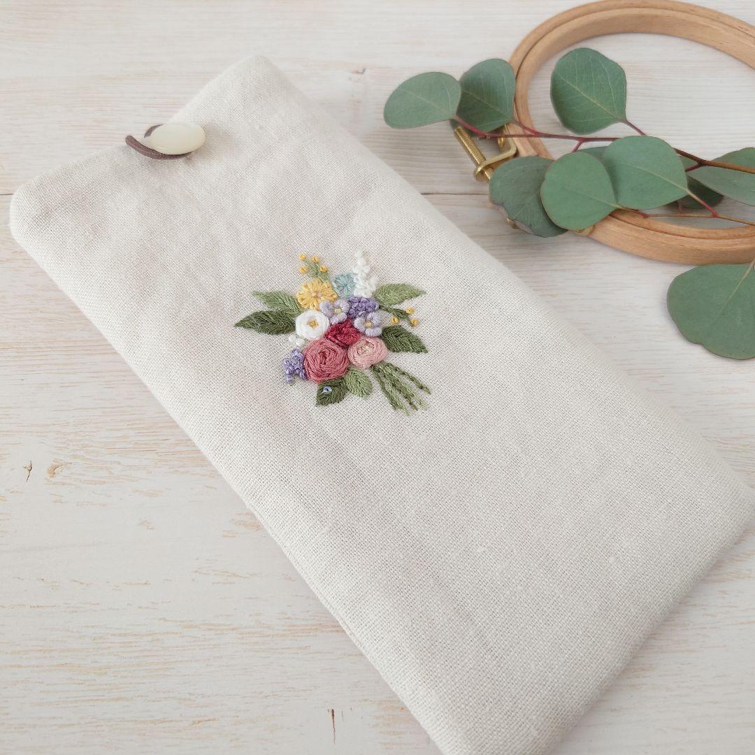 手刺繍入 貝ボタン付き メガネケース/ペンケース【フラワーブーケ】