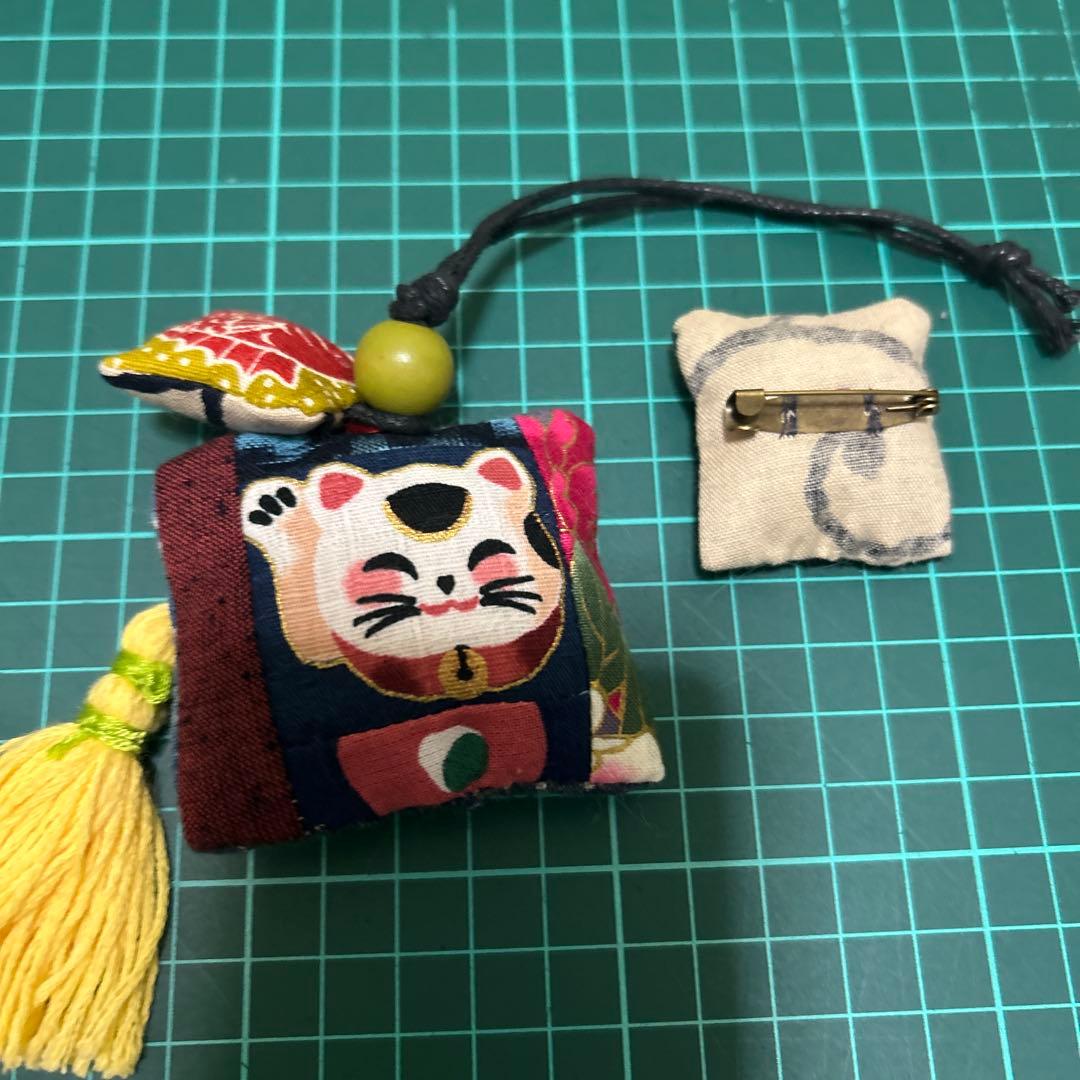 和柄チャーム まねきねこ柄 鯛 和柄バッヂかざぐるま