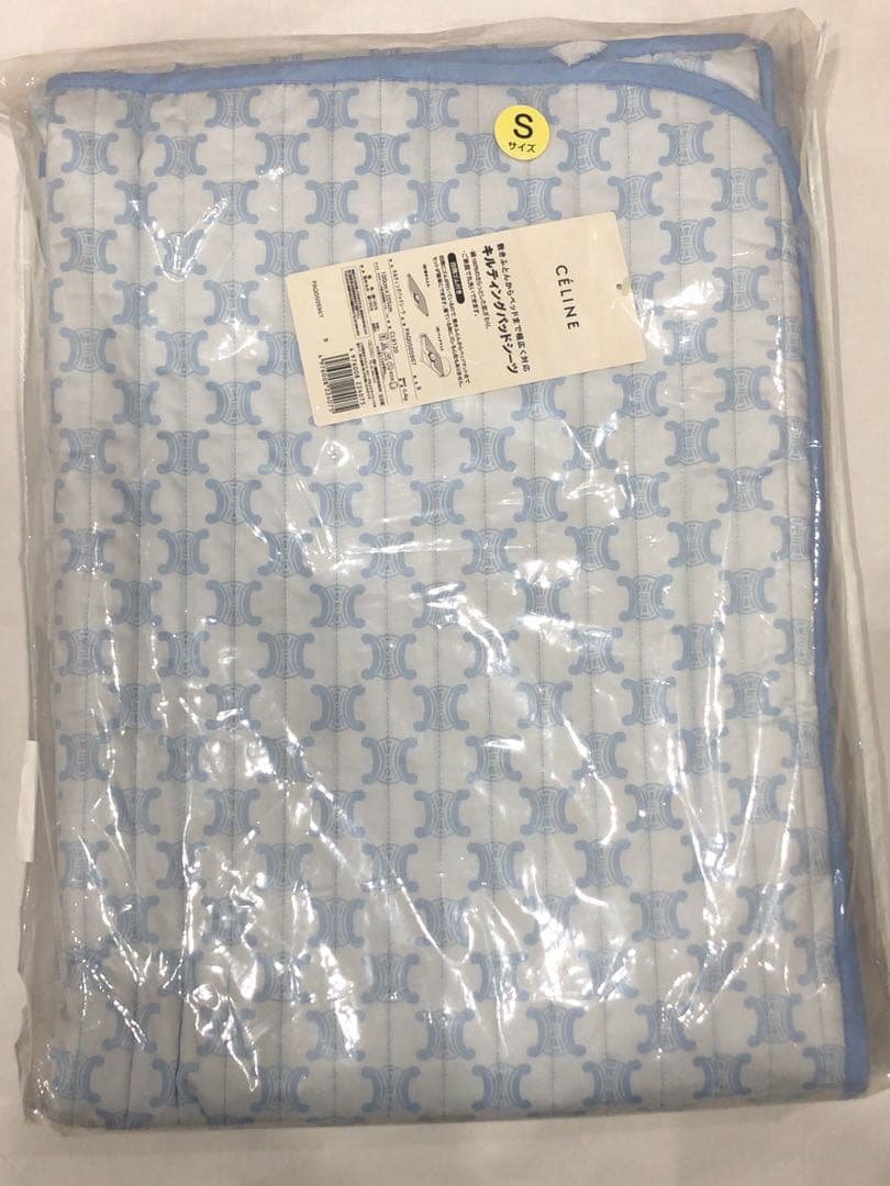CELINE 新品 セリーヌ キルティングパッドシーツ　寝具　ブルー　総柄 CELINE（シーツ/カバー）のフリマアイテム一覧