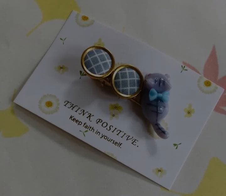じゃれねこチャンとチェック柄ボタン　くすみ　ブルー　ヘアクリップ　サバトラ 子猫 アメリカンショートヘア 右手招き | カマクラ張子